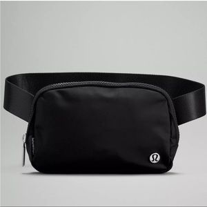 Lululemon Everywhere Belt bag, so cute! ❤️❤️❤️❤️❤️❤️❤️ black